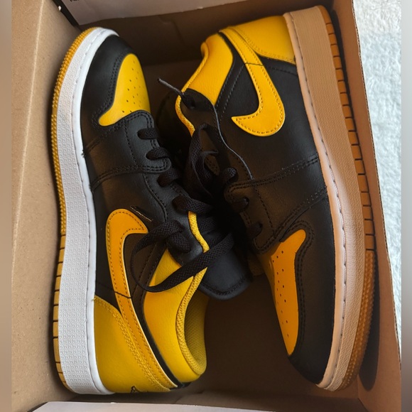 🏀 Jordan 1️⃣ Sneakers 💛 - Picture 5 of 12